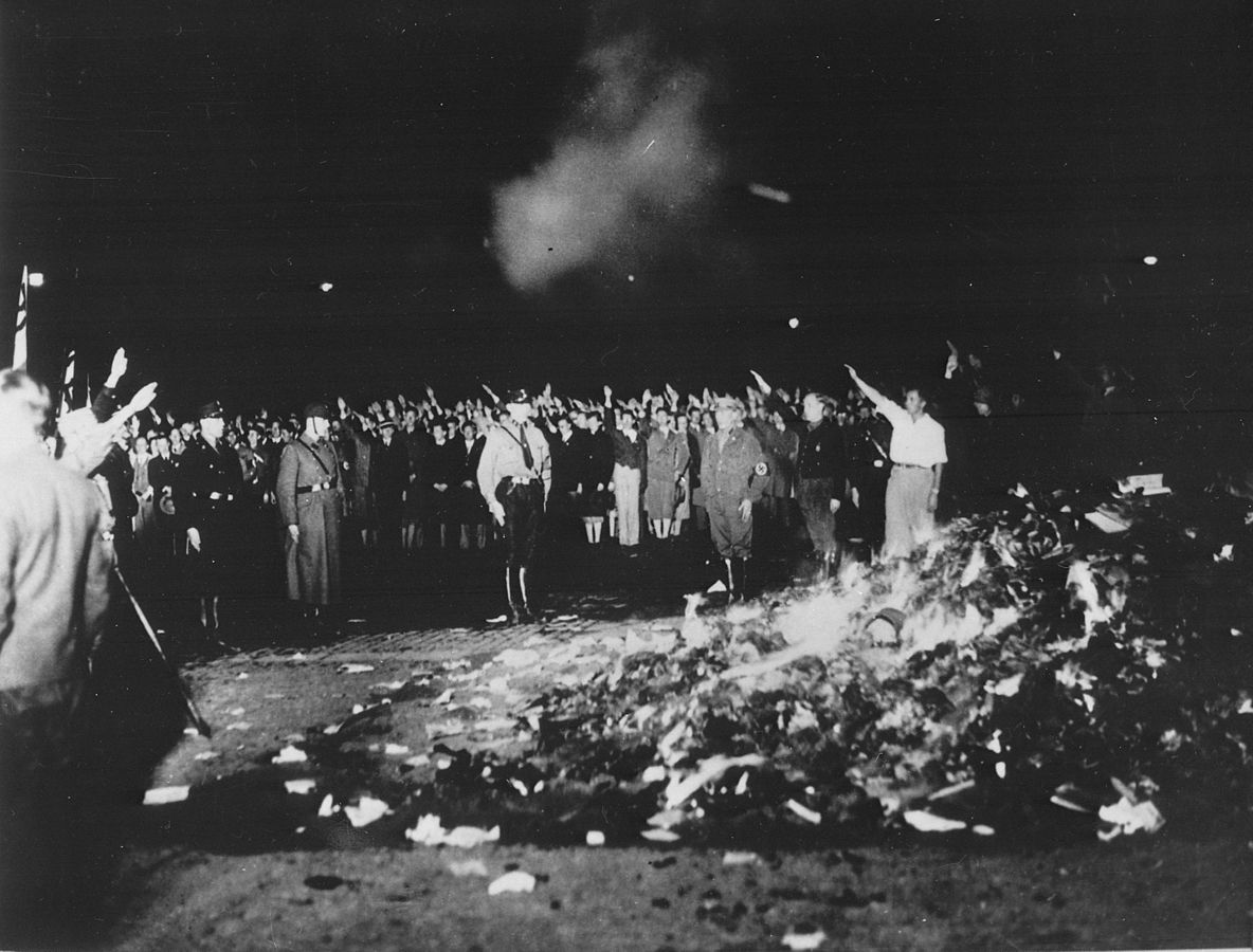 Bücherverbrennung auf dem Opernplatz Unter den Linden in Berlin, durch Studenten der Berliner Universitäten